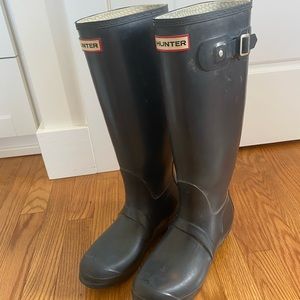 Women’s navy blue original Hunter rain boots. Size 8